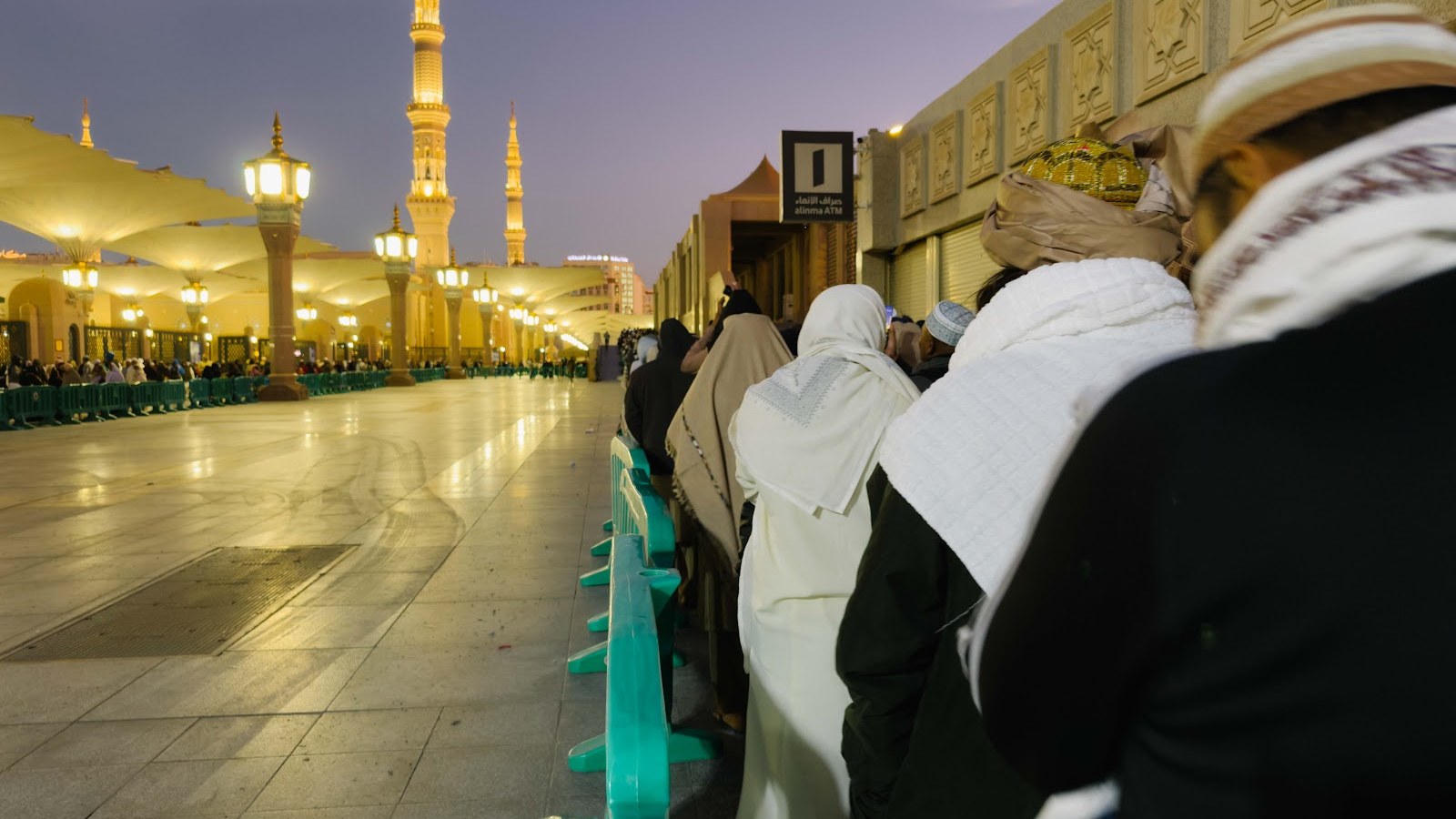 Jemaah beratur di perkarangan Masjid Nabawi pada waktu subuh