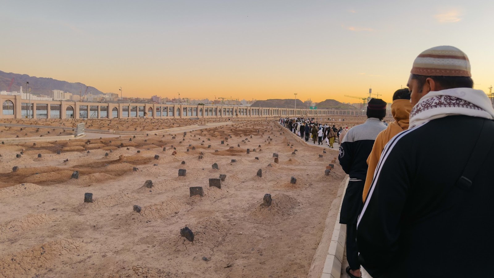 Kawasan Perkuburan Baqi di Madinah pada waktu pagi dilihat dari laluan pengunjung