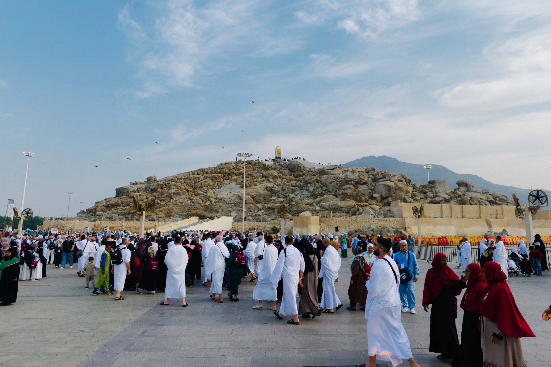 Jemaah berihram di kaki Jabal Rahmah, Padang Arafah