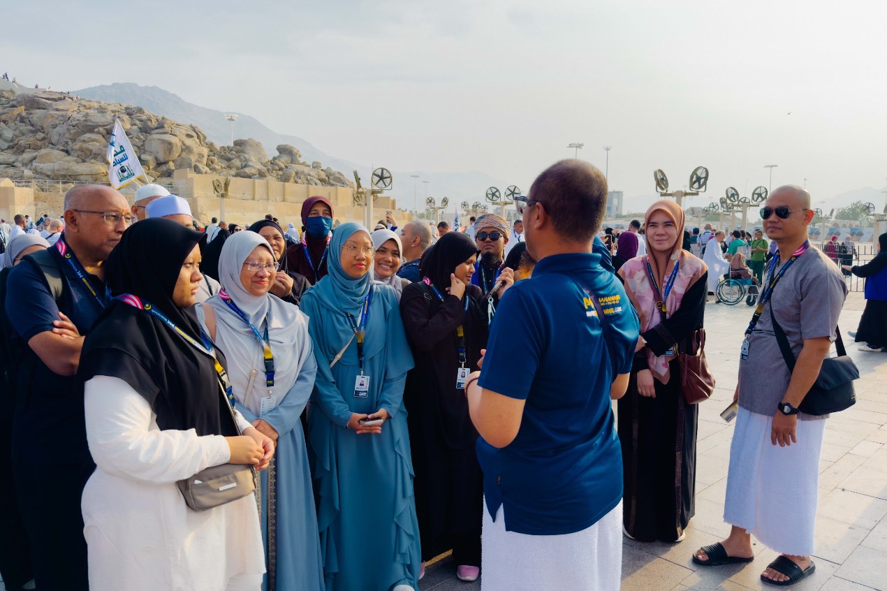 Mutawwif MK Haramain memberi penerangan kepada jemaah di kaki Jabal Rahmah