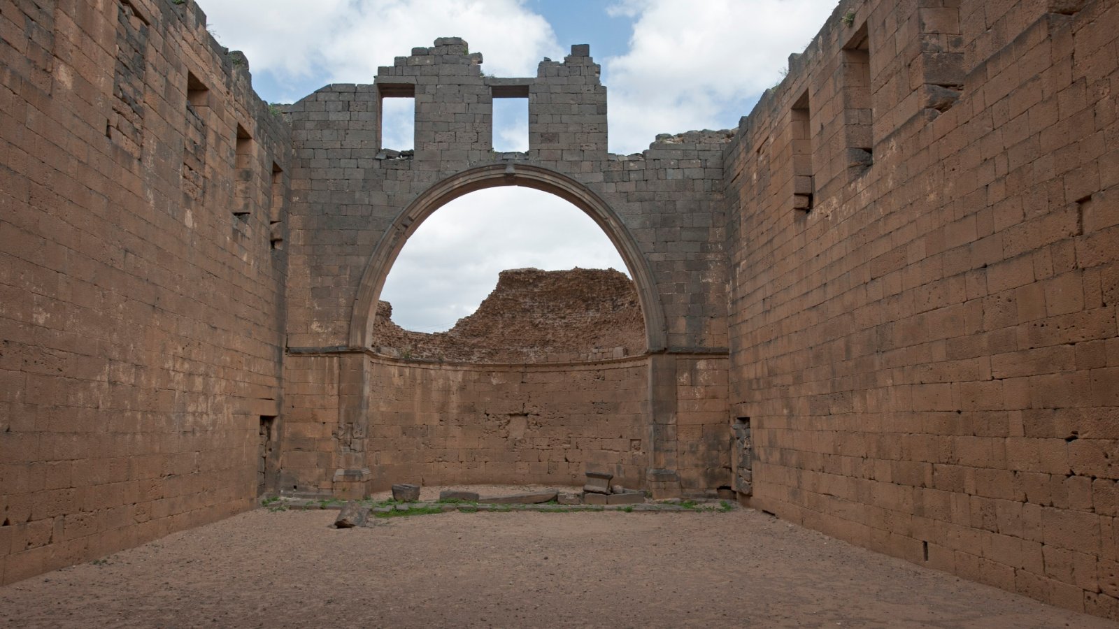 Runtuhan basilika bergerbang lengkung di Busra, Syria, yang dikaitkan dengan nama Bahira
