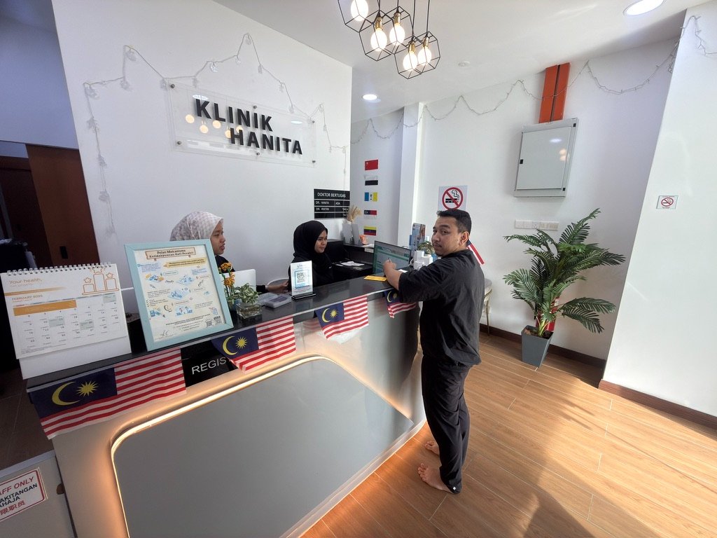Jemaah mendapatkan nasihat kesihatan di klinik sebelum menunaikan umrah