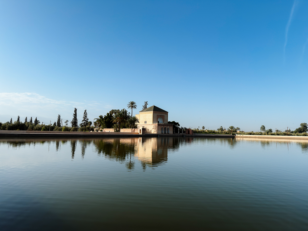 Kolam besar dan paviliun di Taman Menara Marrakech pada waktu pagi