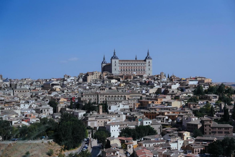 Kota lama Toledo dengan Alcázar di puncak bukit