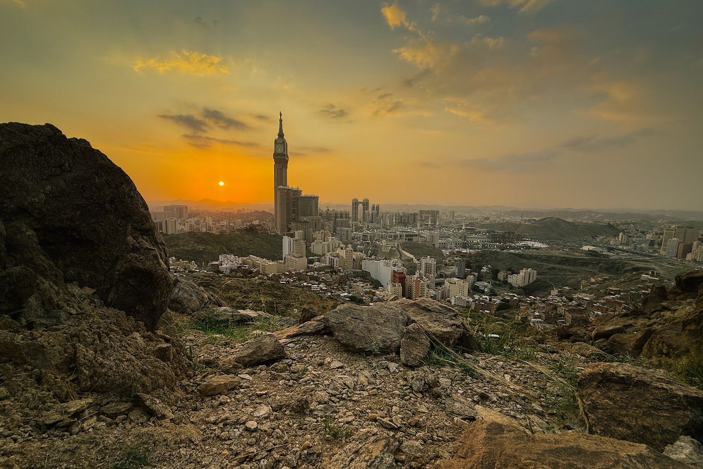 Kota Makkah dan Menara Jam dilihat dari bukit ketika senja