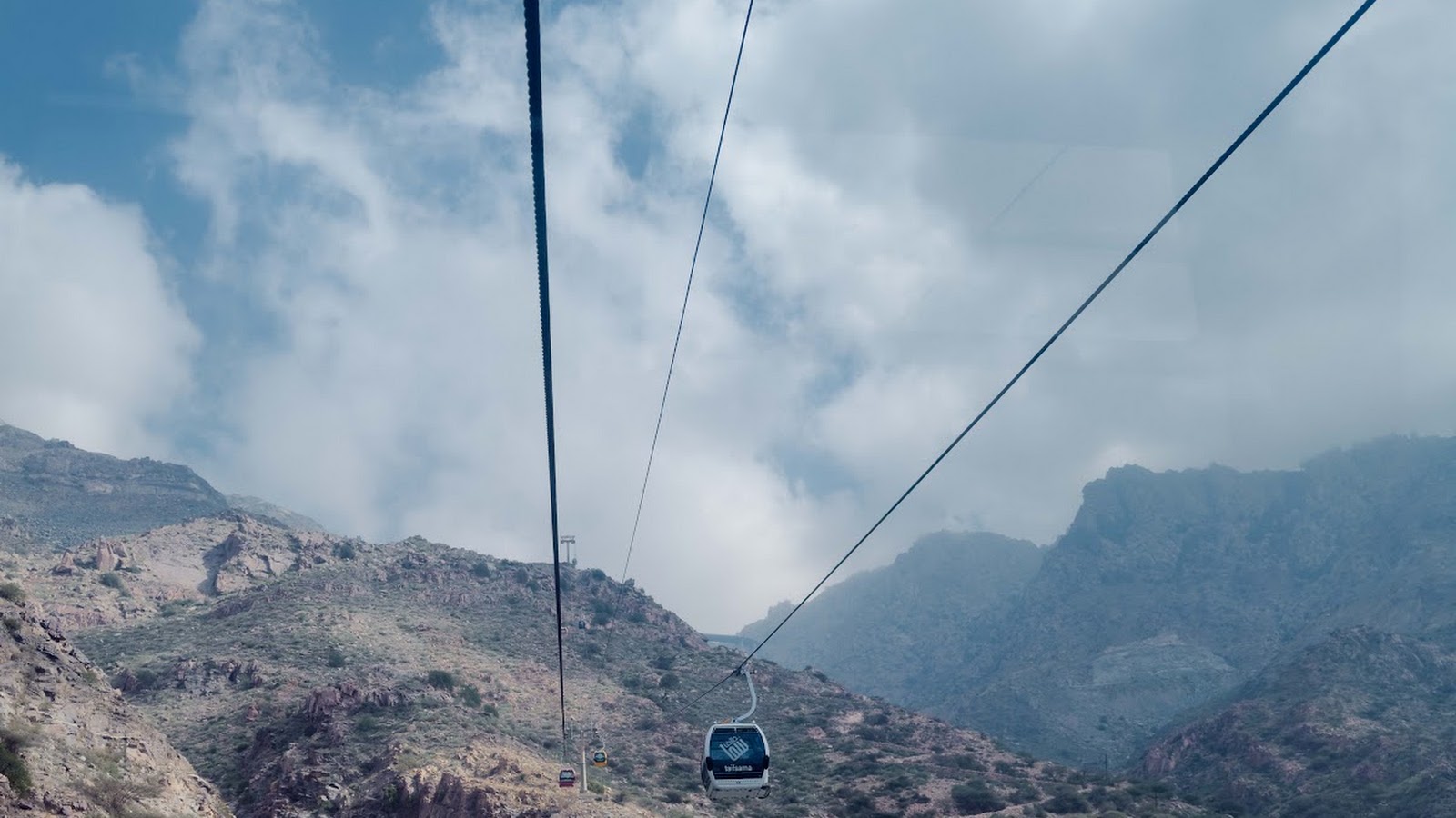 Banjaran gunung berbatu di kawasan Taif dengan laluan kereta kabel