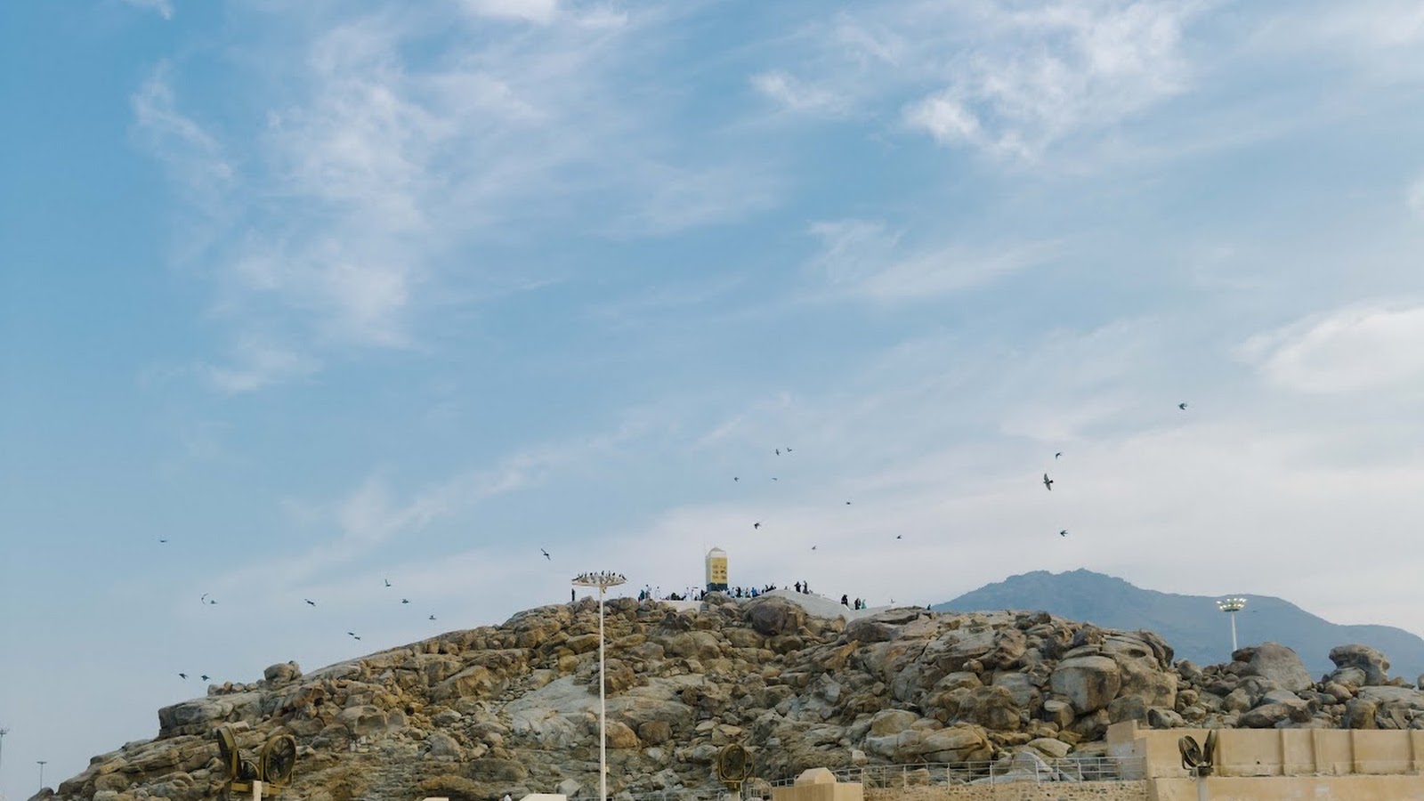 Jabal Rahmah di Padang Arafah dengan jemaah di sekelilingnya