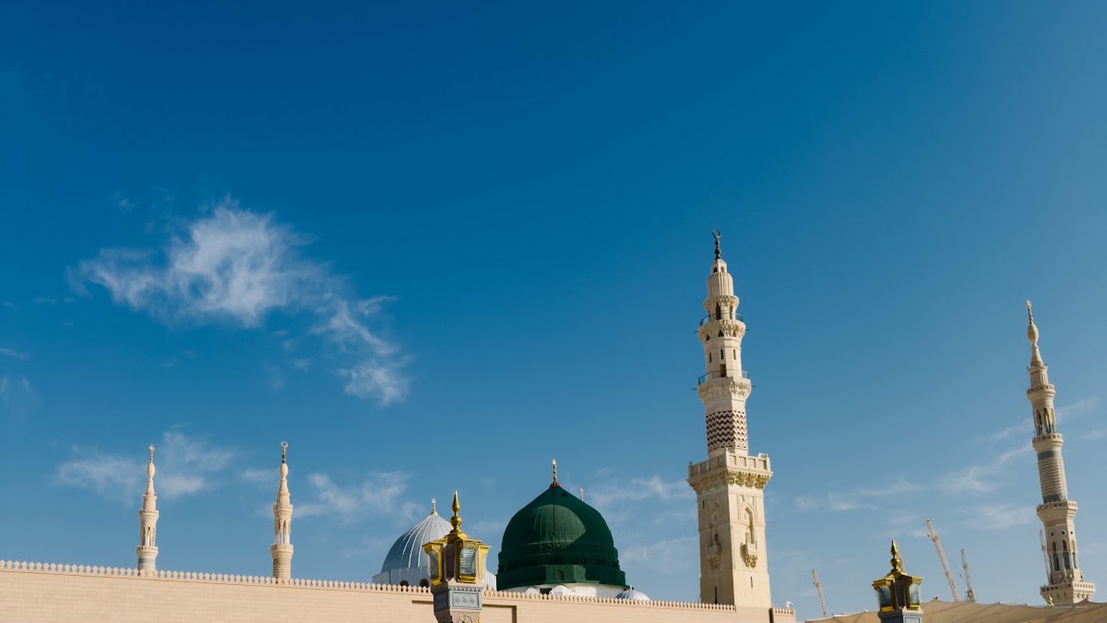 Kubah Hijau dan menara Masjid Nabawi di Madinah, tempat makam Rasulullah SAW