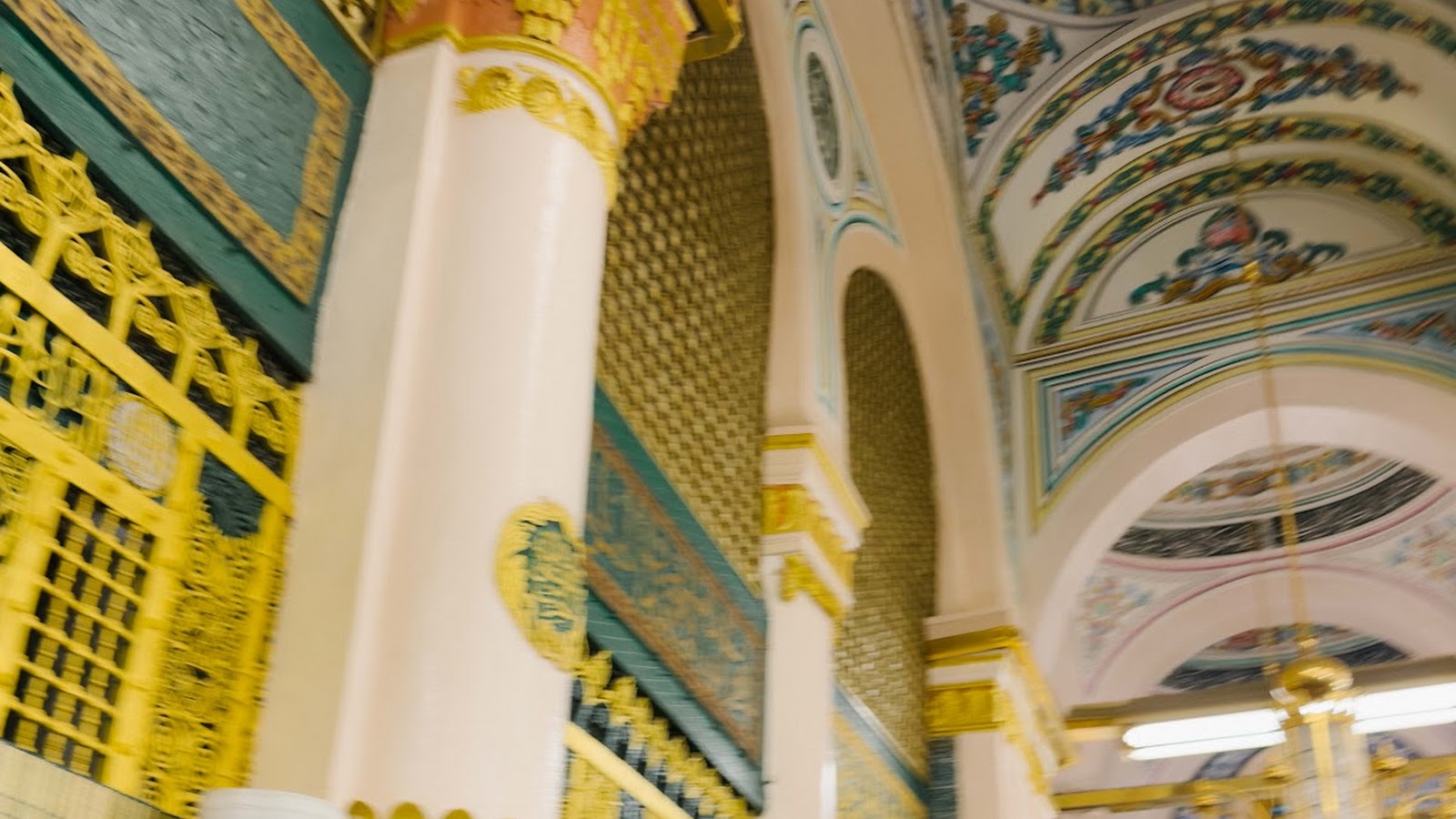 Pagar keemasan dan tiang putih di ruang berhampiran makam Rasulullah SAW, Masjid Nabawi