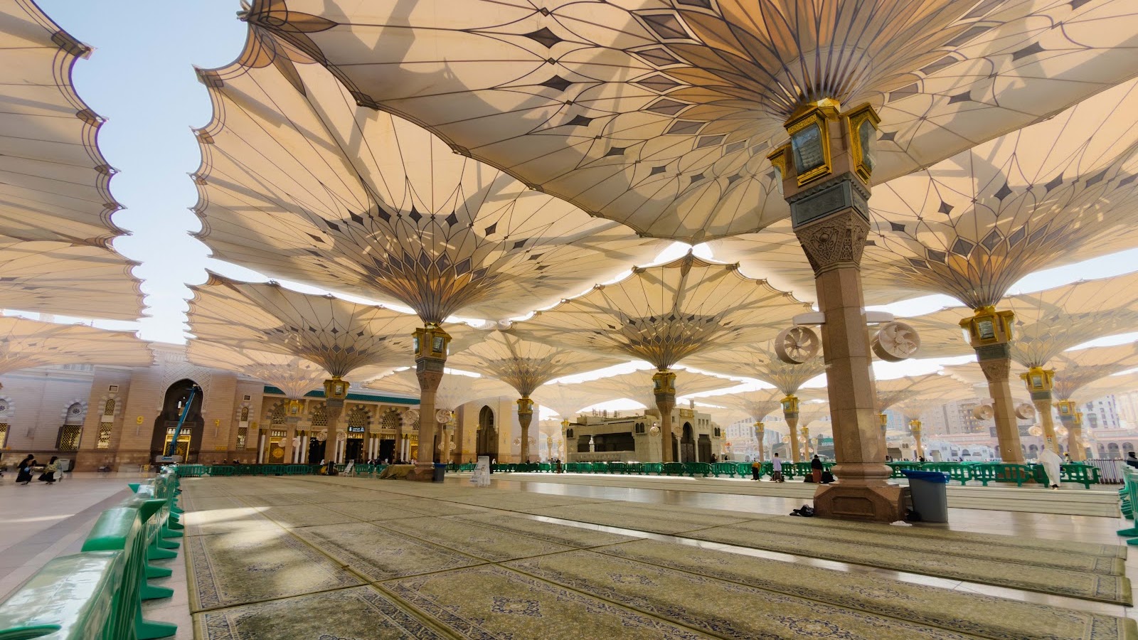 Payung gergasi di halaman Masjid Nabawi, Madinah