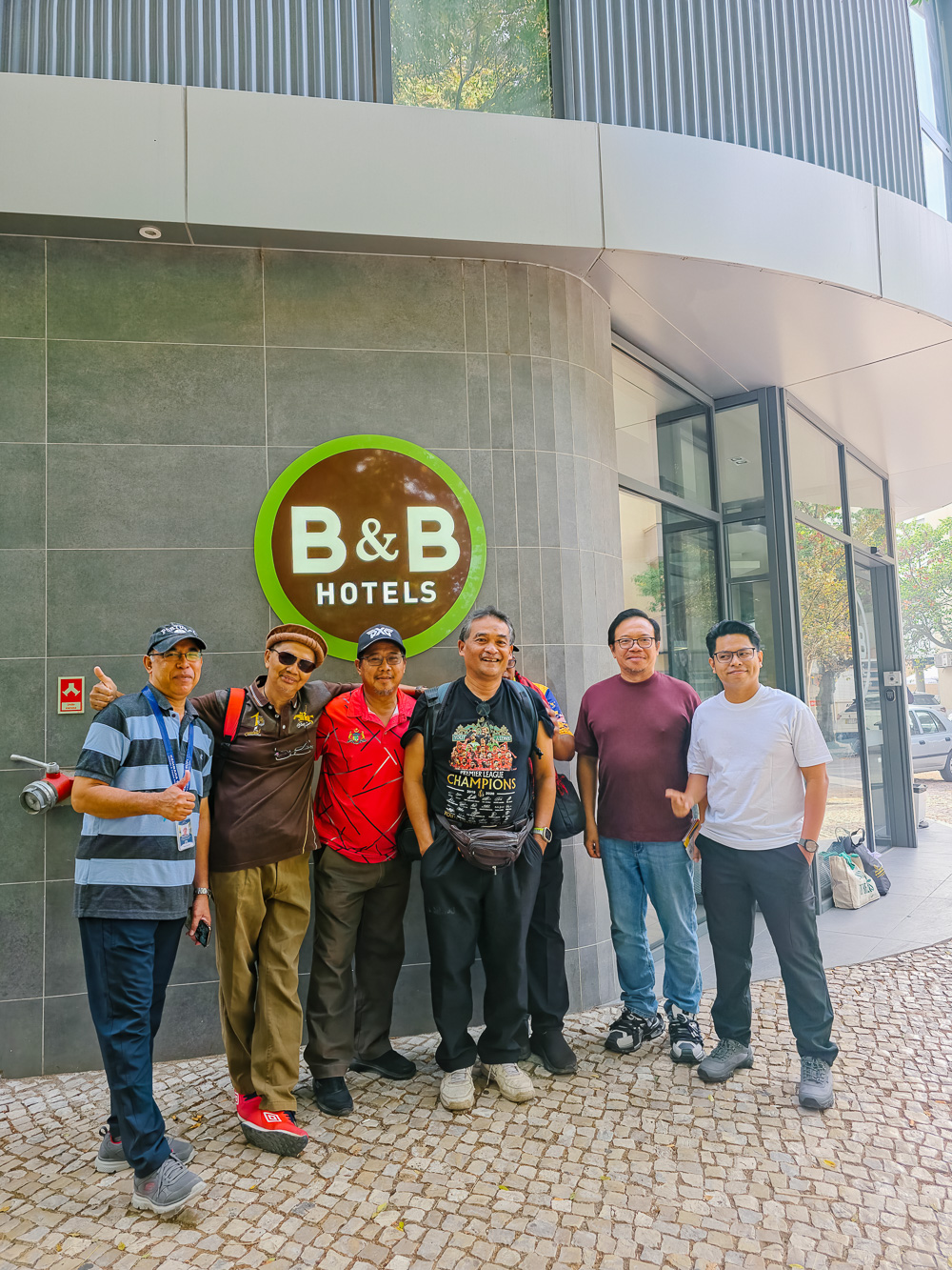 Kru AkuIslam bergambar di hadapan logo B&B Hotels di Montijo