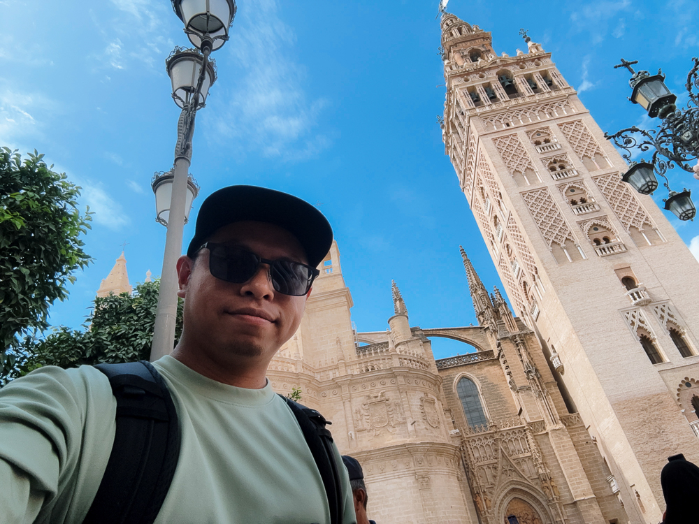 Kru AkuIslam dengan latar Menara Giralda
