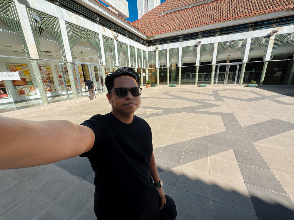 Kru AkuIslam di halaman tengah Masjid M-30