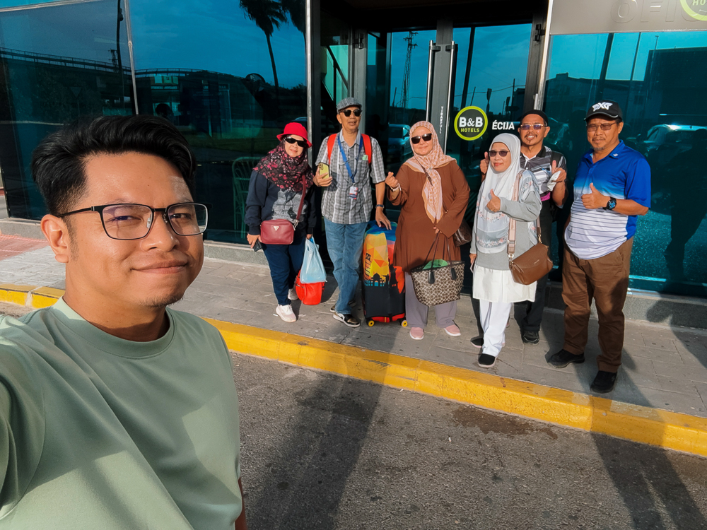 Kru AkuIslam bersama jemaah di luar B&B Hotel Écija