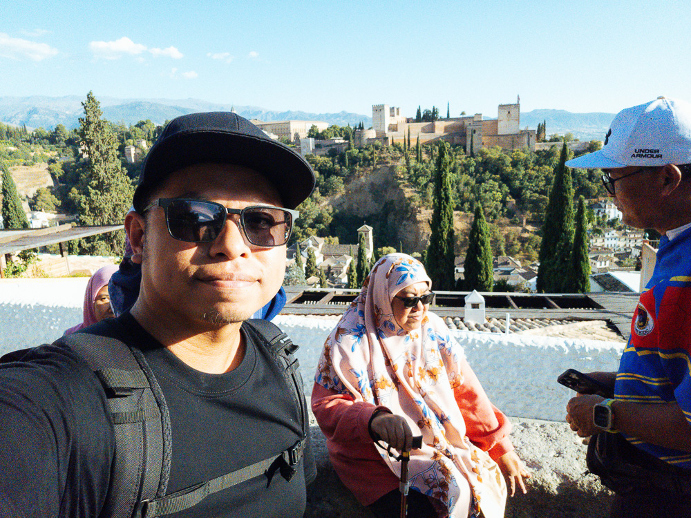 Kru AkuIslam bersama peserta rombongan di Mirador de San Nicolás dengan Alhambra di belakang