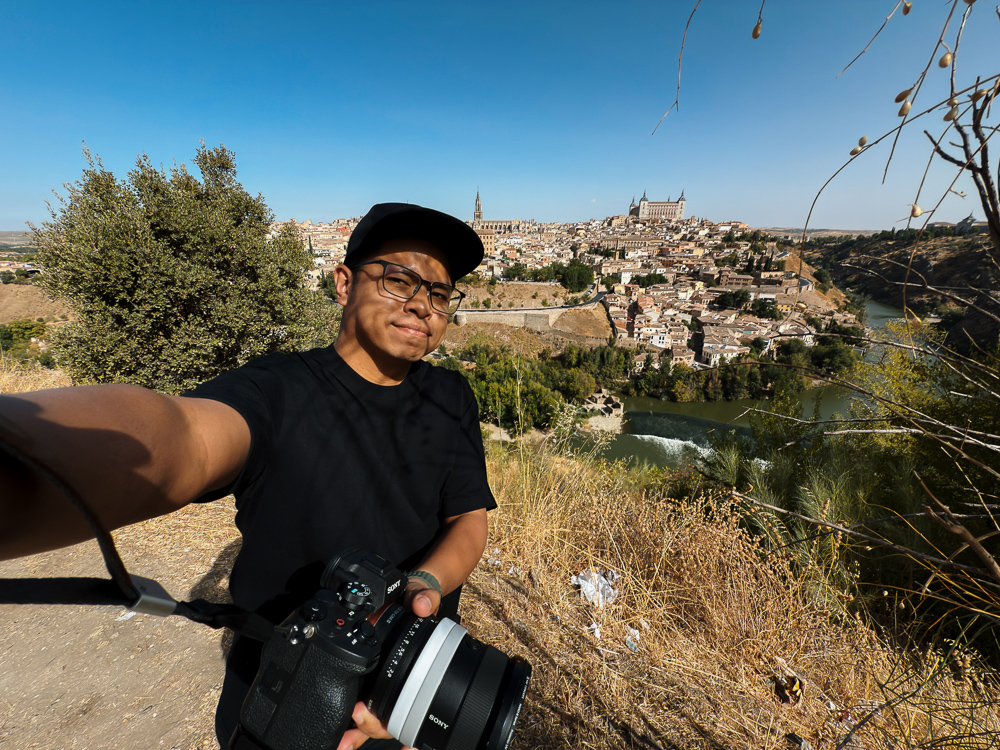 Kru AkuIslam di Mirador del Valle dengan pemandangan kota lama Toledo