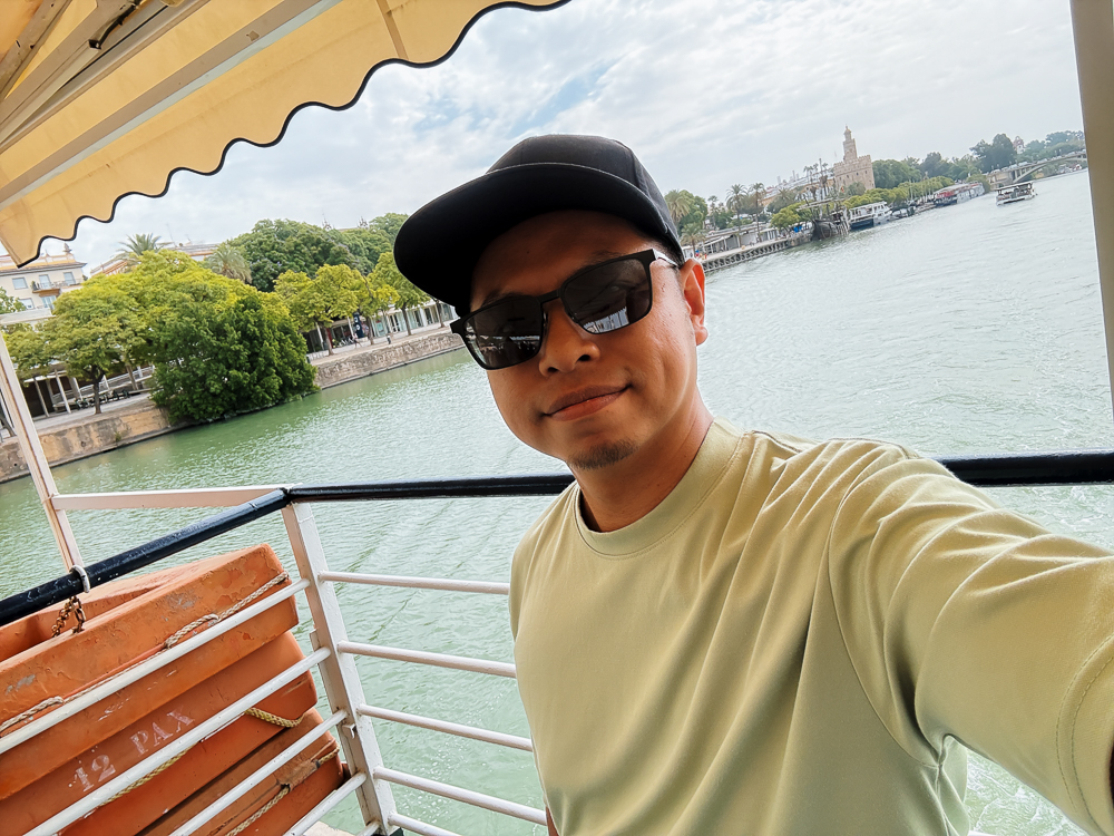Kru AkuIslam menaiki bot pelayaran di Sungai Guadalquivir, Sevilla