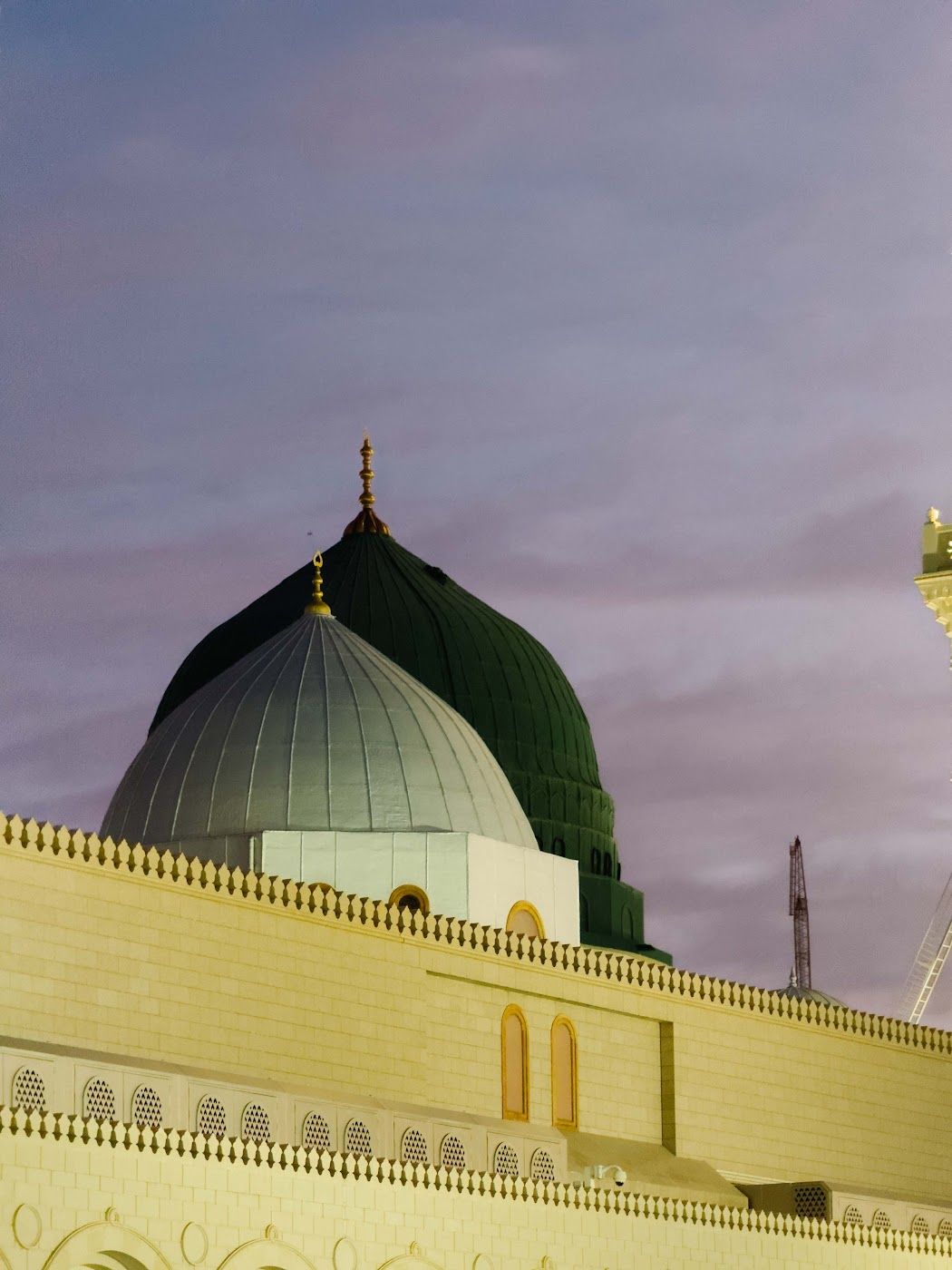 Kubah Hijau Masjid Nabawi pada waktu senja