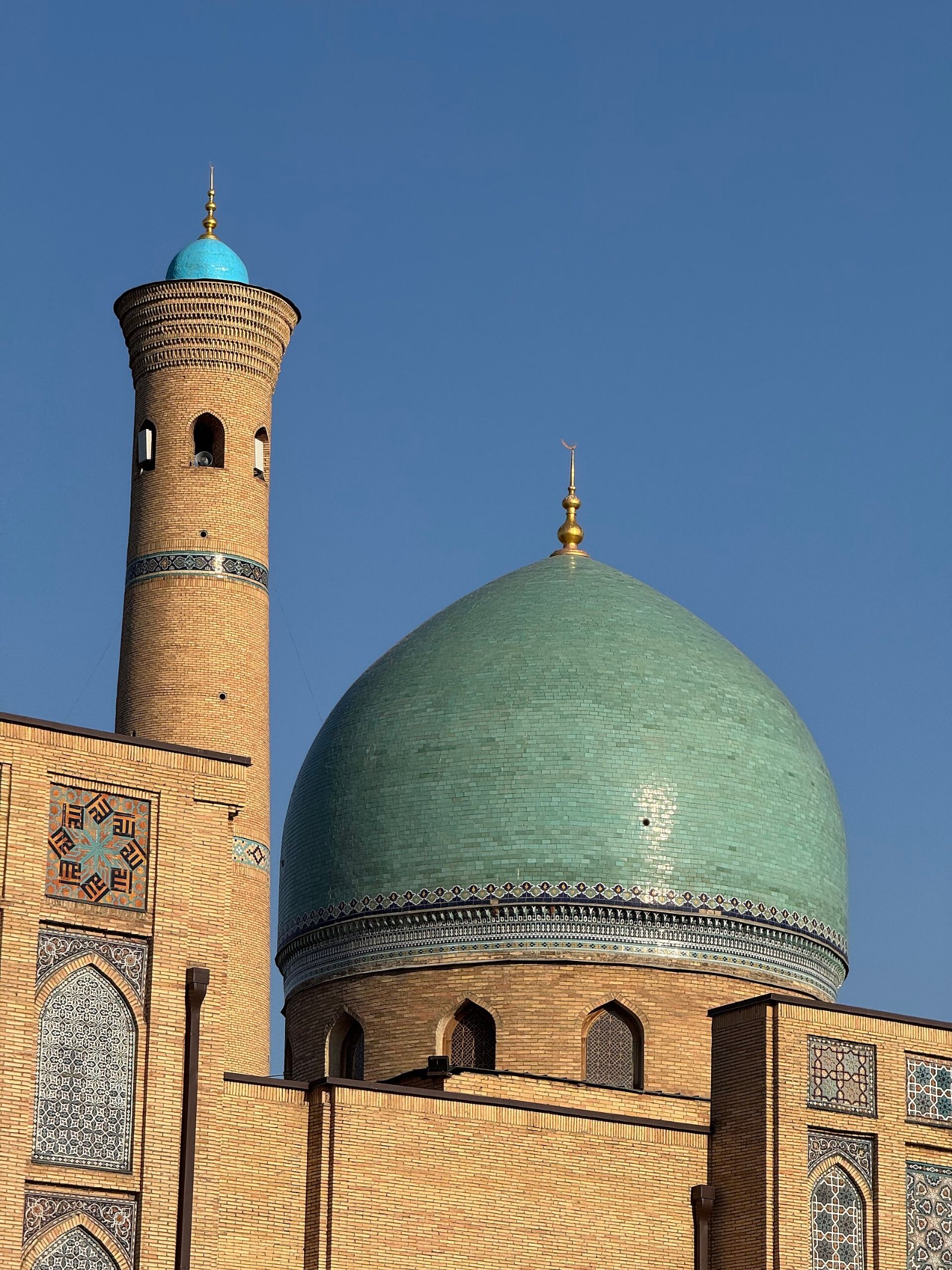 Kubah biru dan menara di Kompleks Hazrati Imam, Tashkent