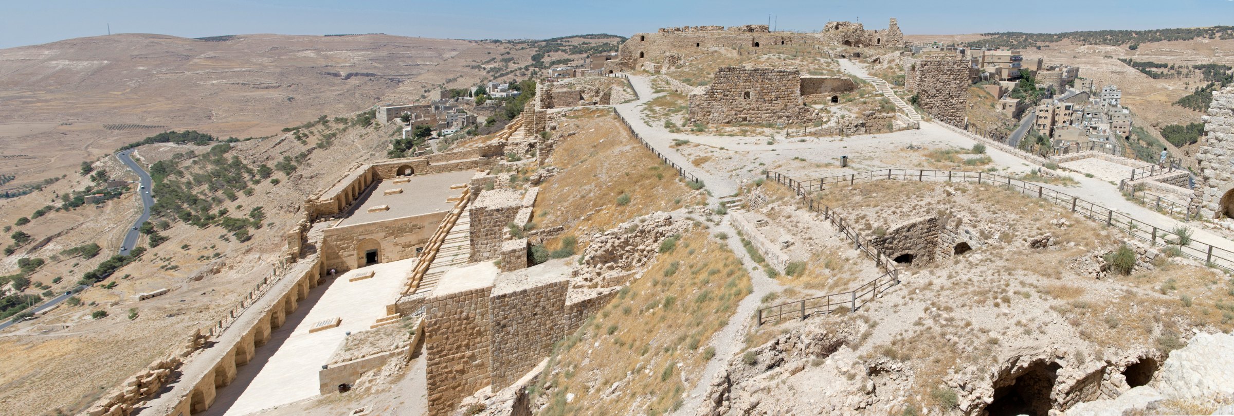 Panorama kubu batu al-Karak di atas bukit, selatan Jordan