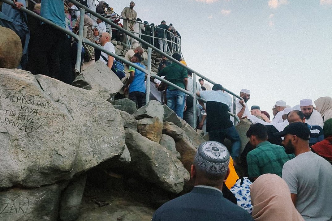 Jemaah mendaki laluan bukit berbatu yang sesak ketika ziarah di Makkah