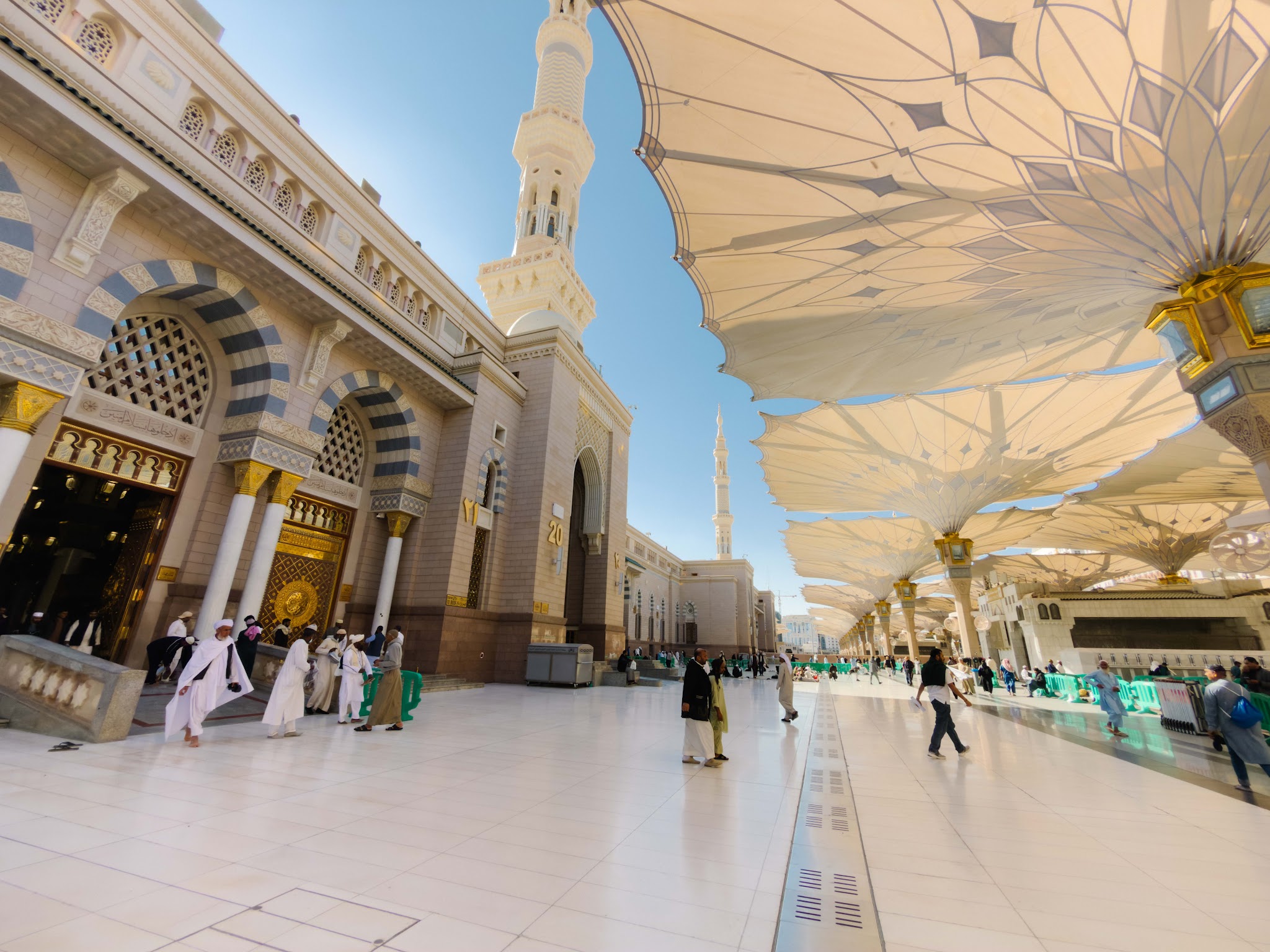 Laluan berpayung di dataran Masjid Nabawi