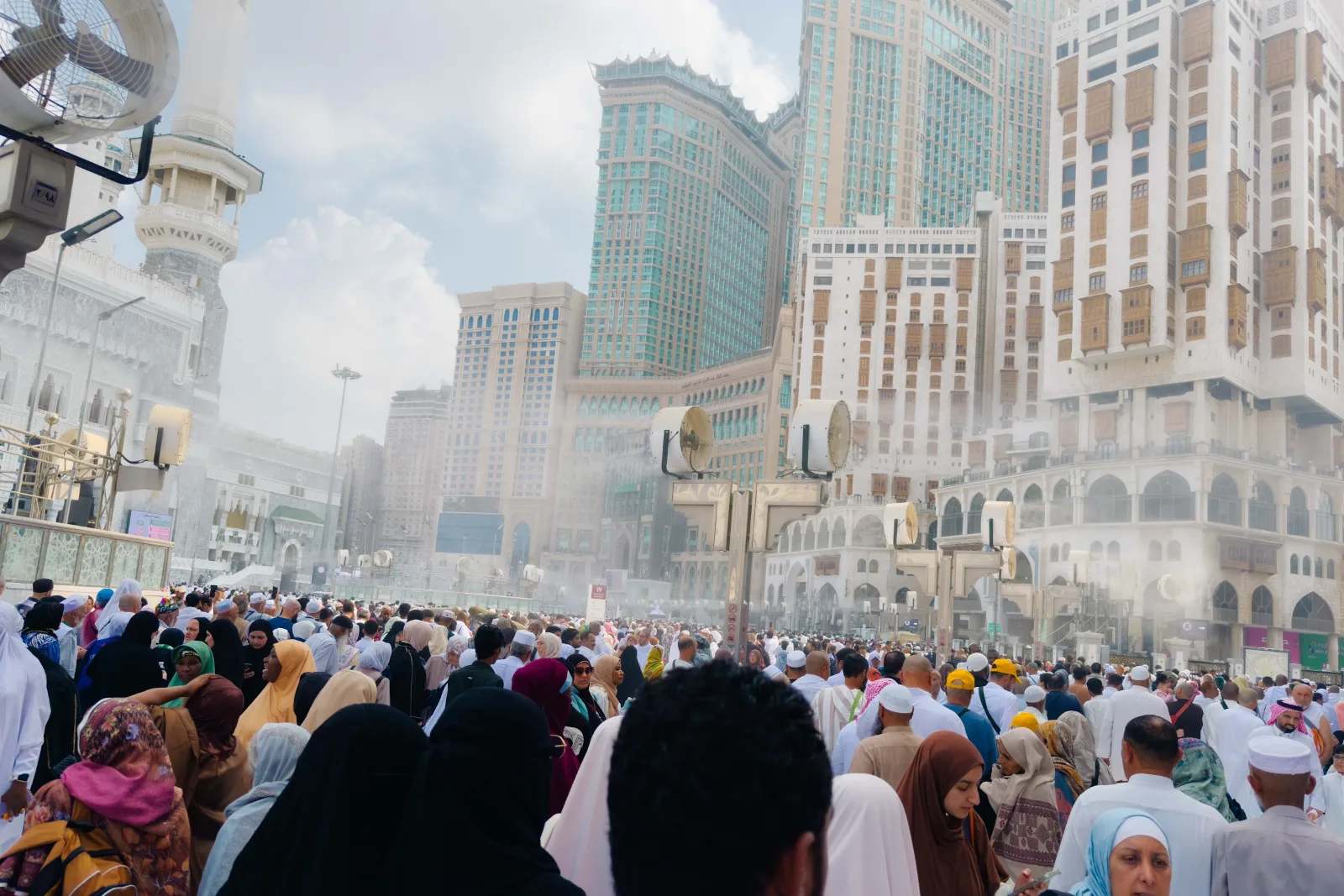 Jemaah berjalan di dataran menuju Masjidil Haram dengan Menara Jam di belakang