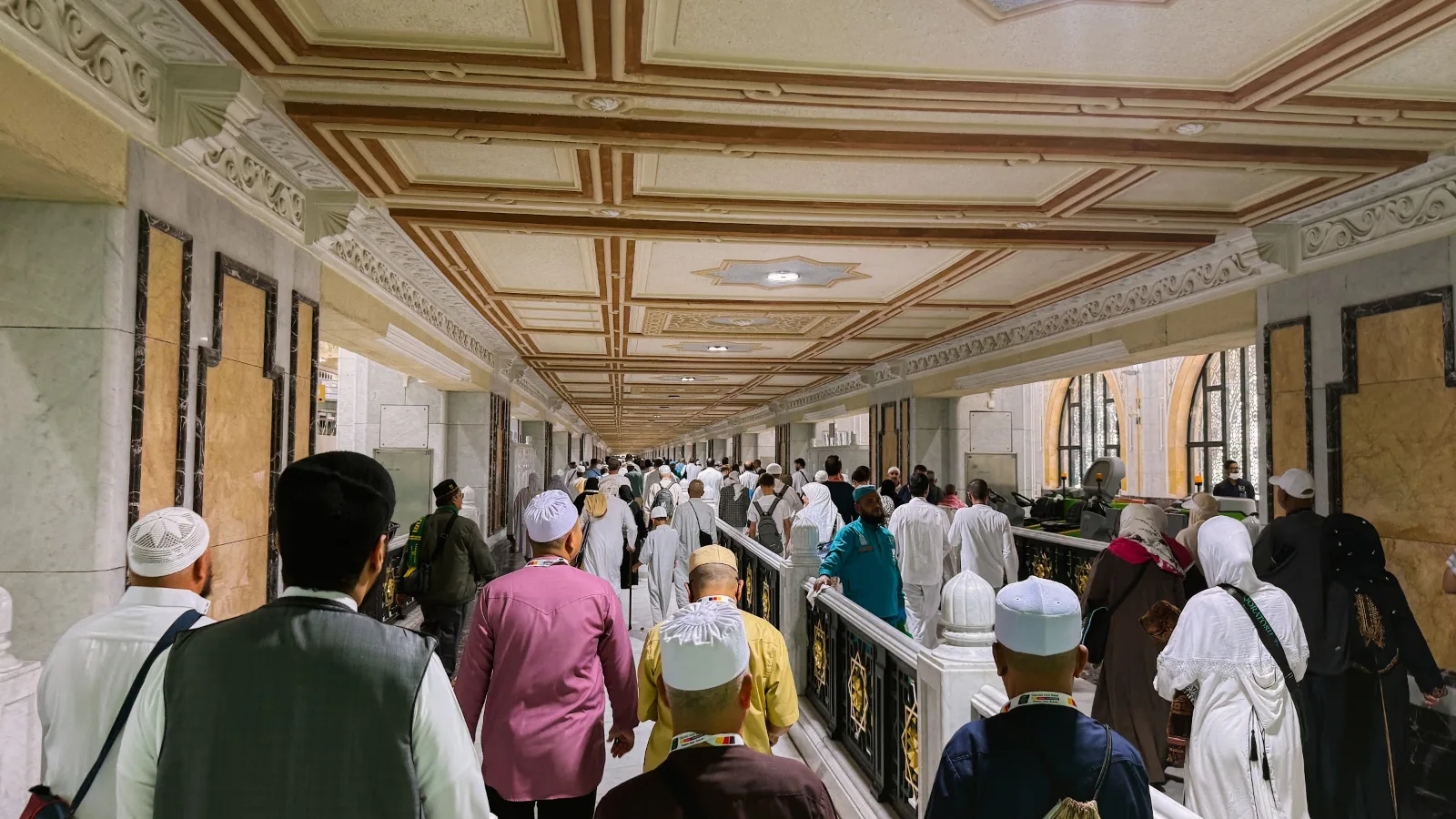 Jemaah bergerak di laluan dalam Masjidil Haram selepas solat