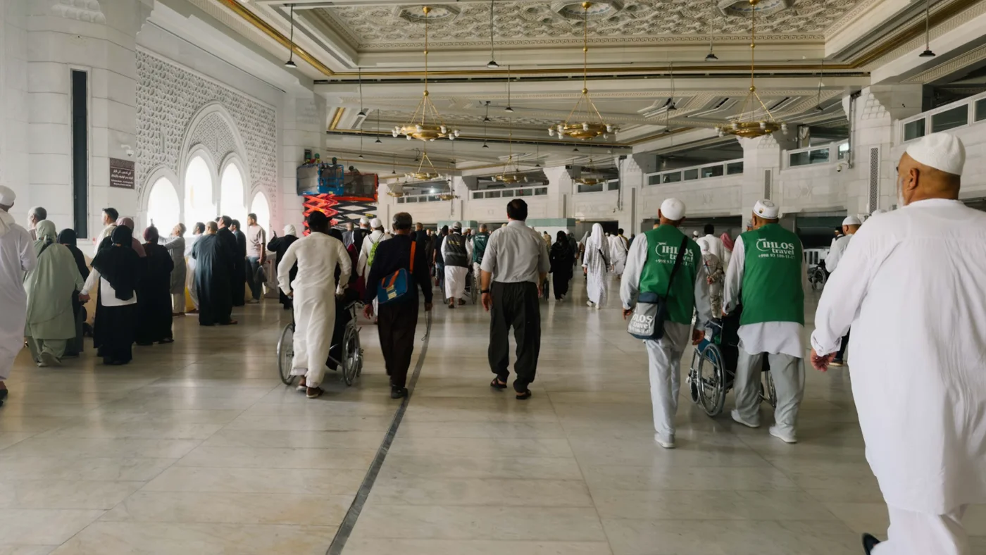 Jemaah menggunakan kerusi roda di laluan dalam Masjidil Haram