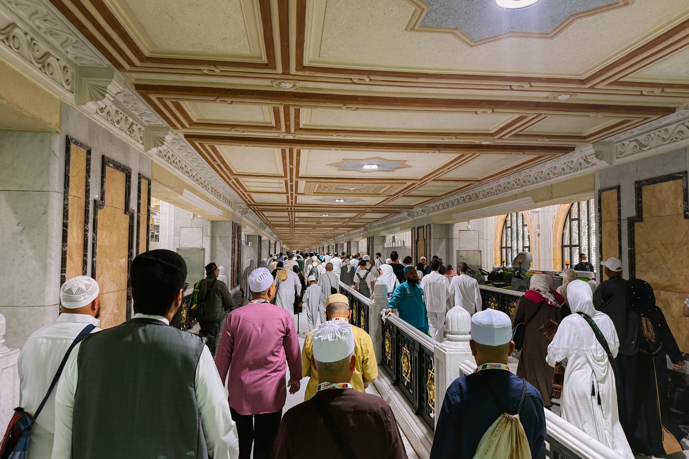 Jemaah berjalan di laluan saie Masjidil Haram dengan siling berukir