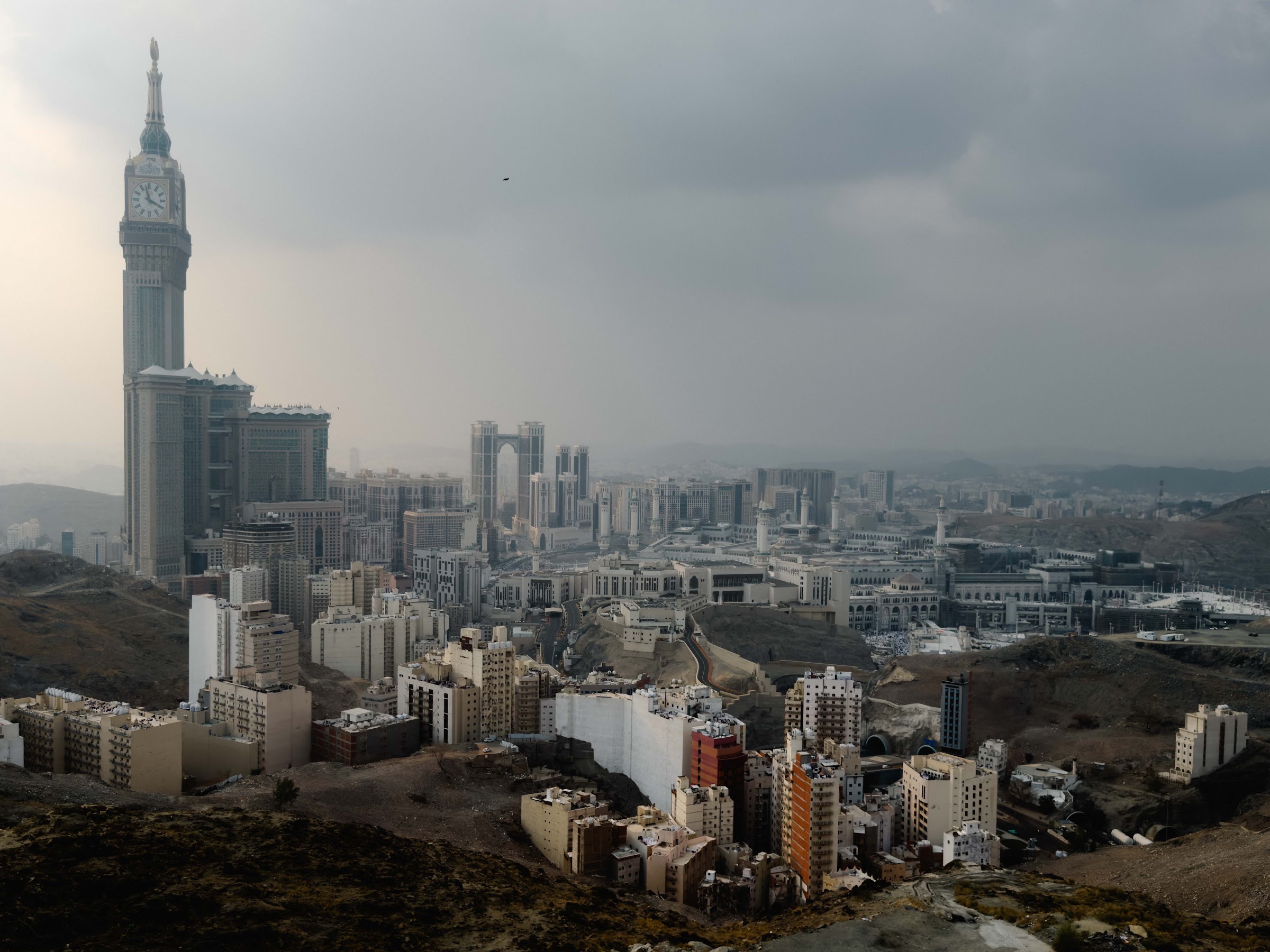 Pemandangan kota Makkah dan Menara Jam dari kawasan perbukitan