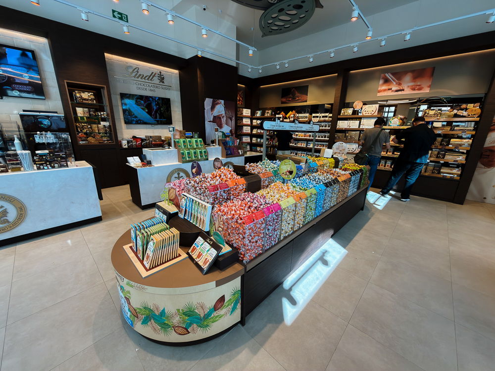 Bahagian dalam kedai coklat di Las Rozas Village
