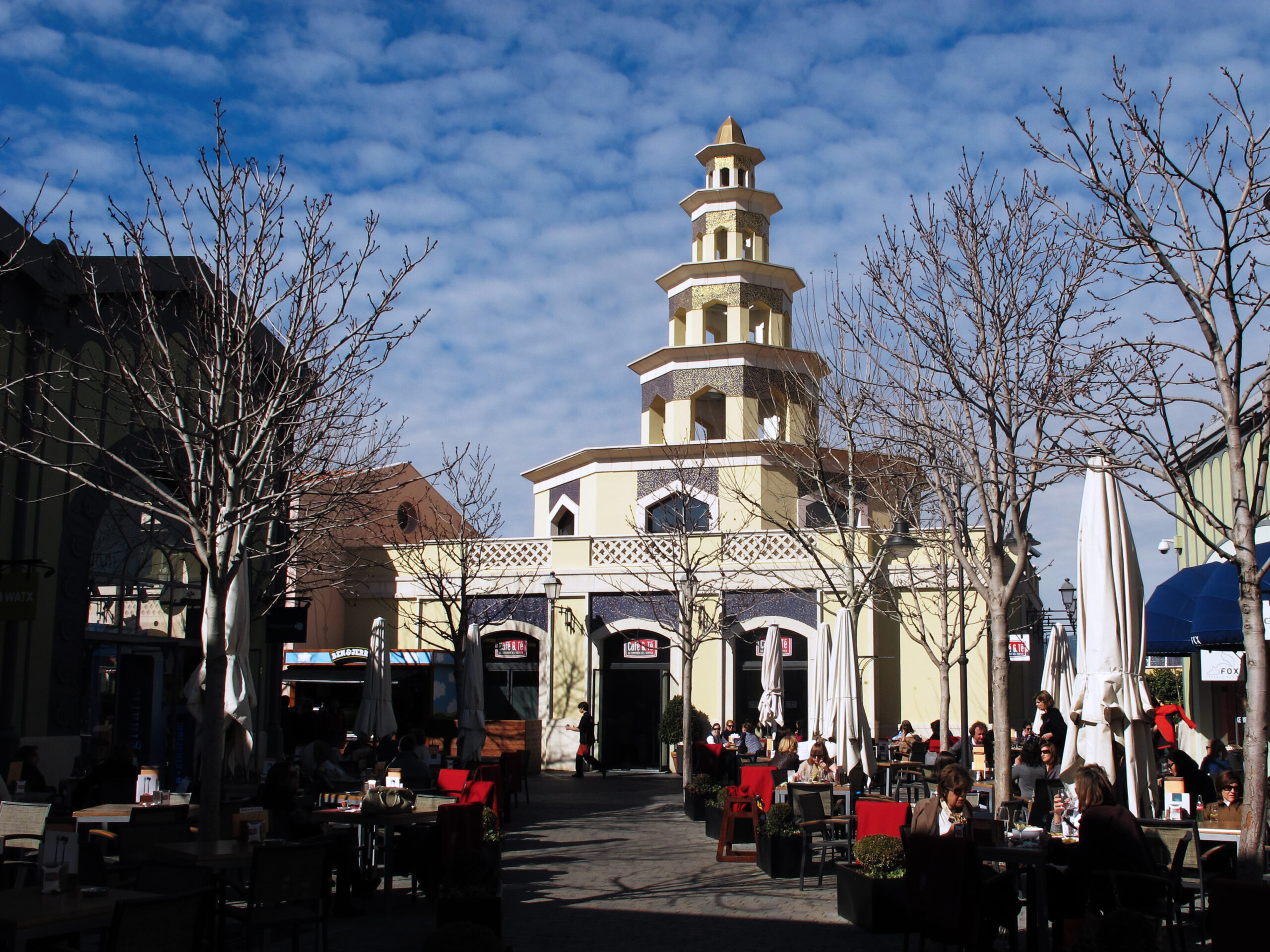 Bangunan restoran bermenara di Las Rozas Village, Madrid