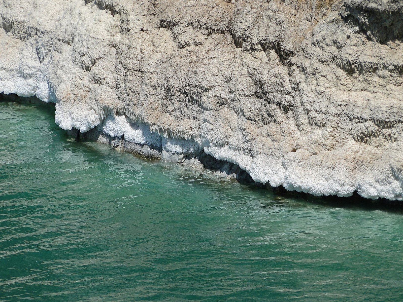 Pantai garam Laut Mati di sebelah Jordan