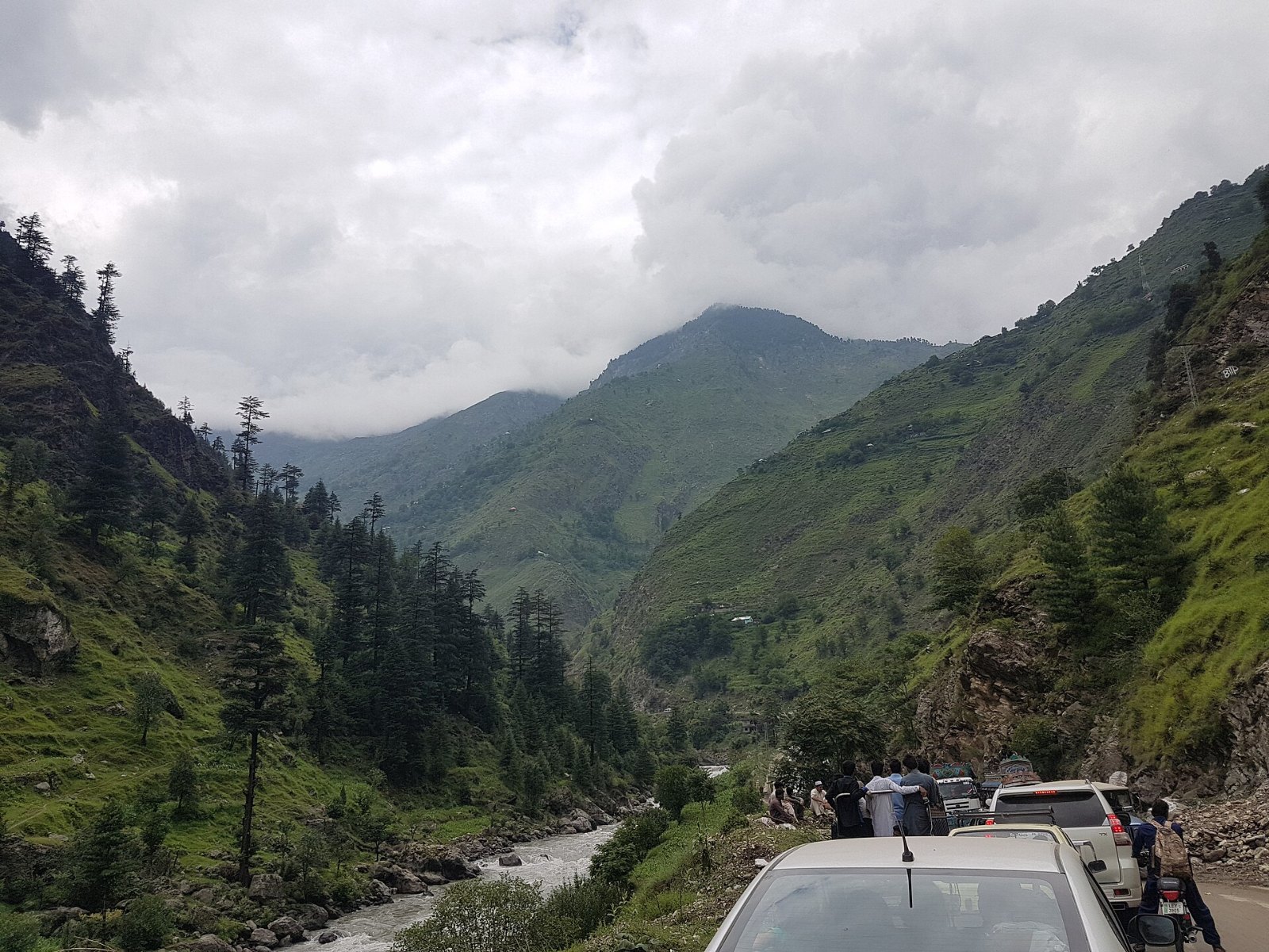 Lembah Naran di Kaghan dengan hutan pain dan sungai