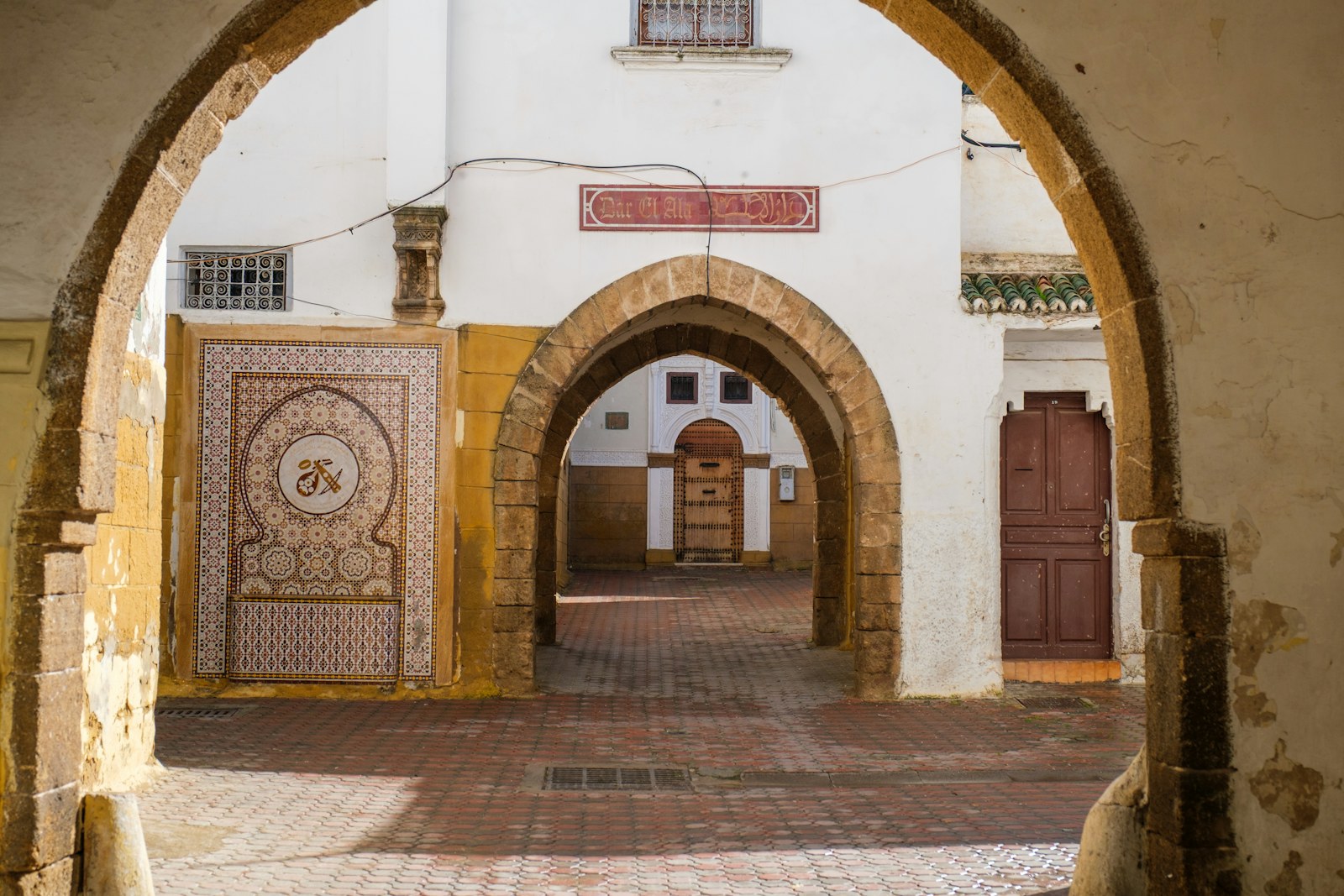 Lengkungan putih dan air pancut di kawasan medina Casablanca