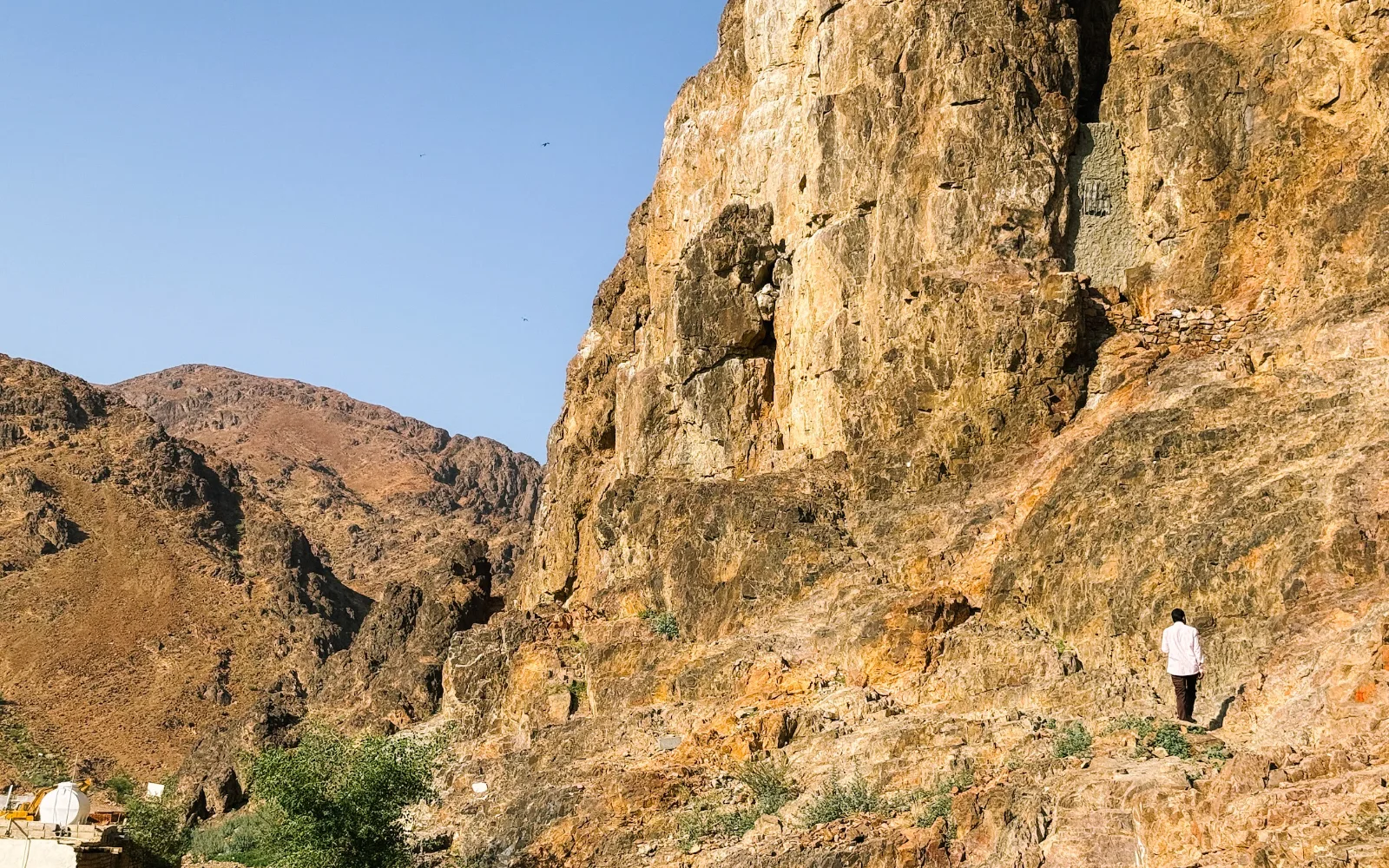Lereng berbatu Jabal Uhud berhampiran Masjid Al Fash