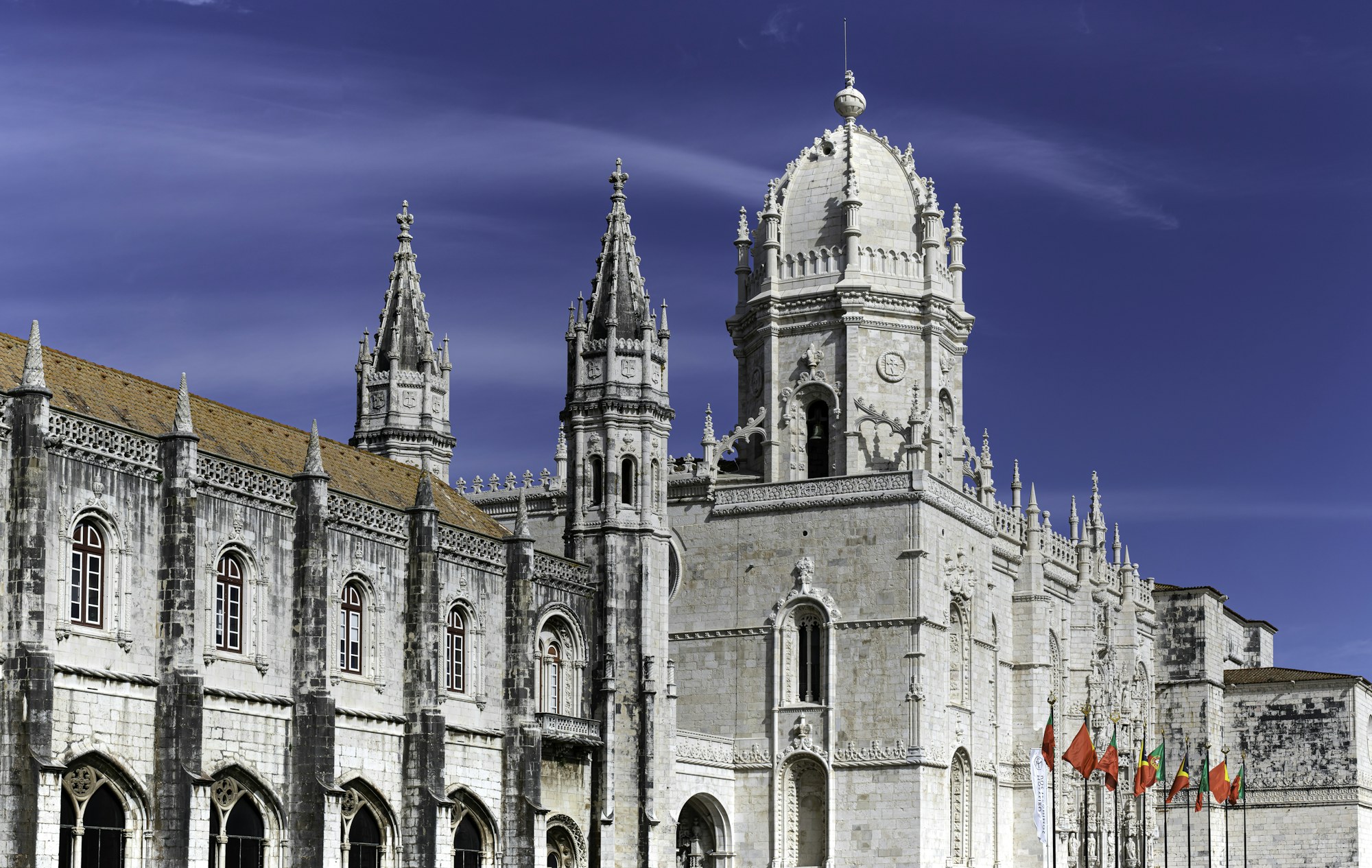 Fasad Biara Jerónimos bergaya Manueline di Belém, Lisbon