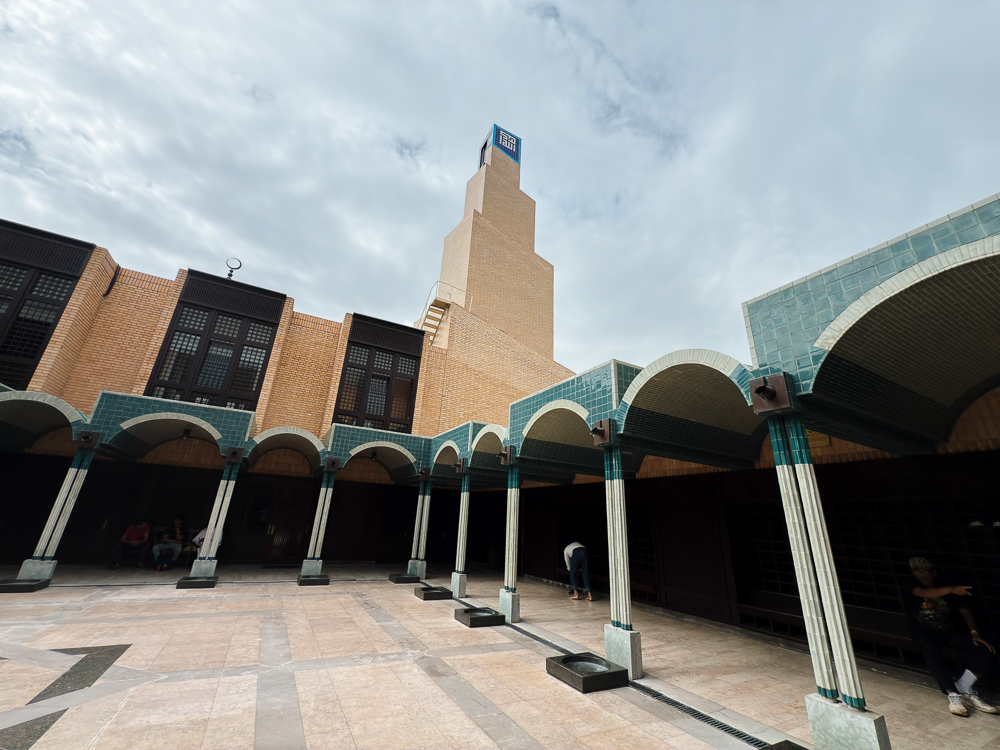 Halaman berserambi dan menara Mesquita Central de Lisboa