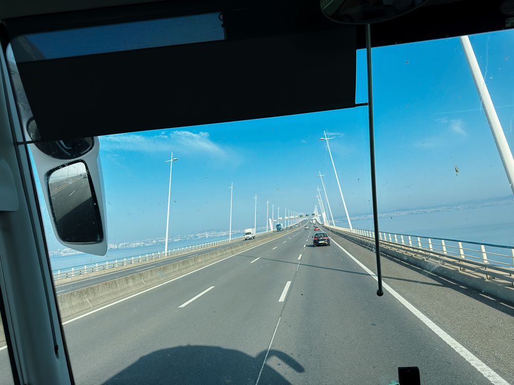Jambatan Vasco da Gama merentasi muara Sungai Tagus menuju Lisbon