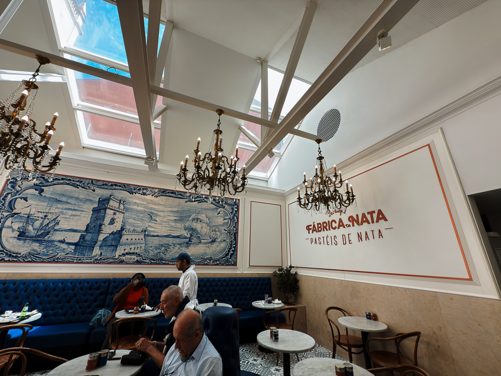 Kedai pastel de nata dengan panel jubin azulejo biru di pusat bandar Lisbon
