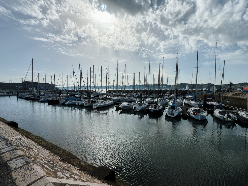 Marina Doca de Belém di tebing Sungai Tagus