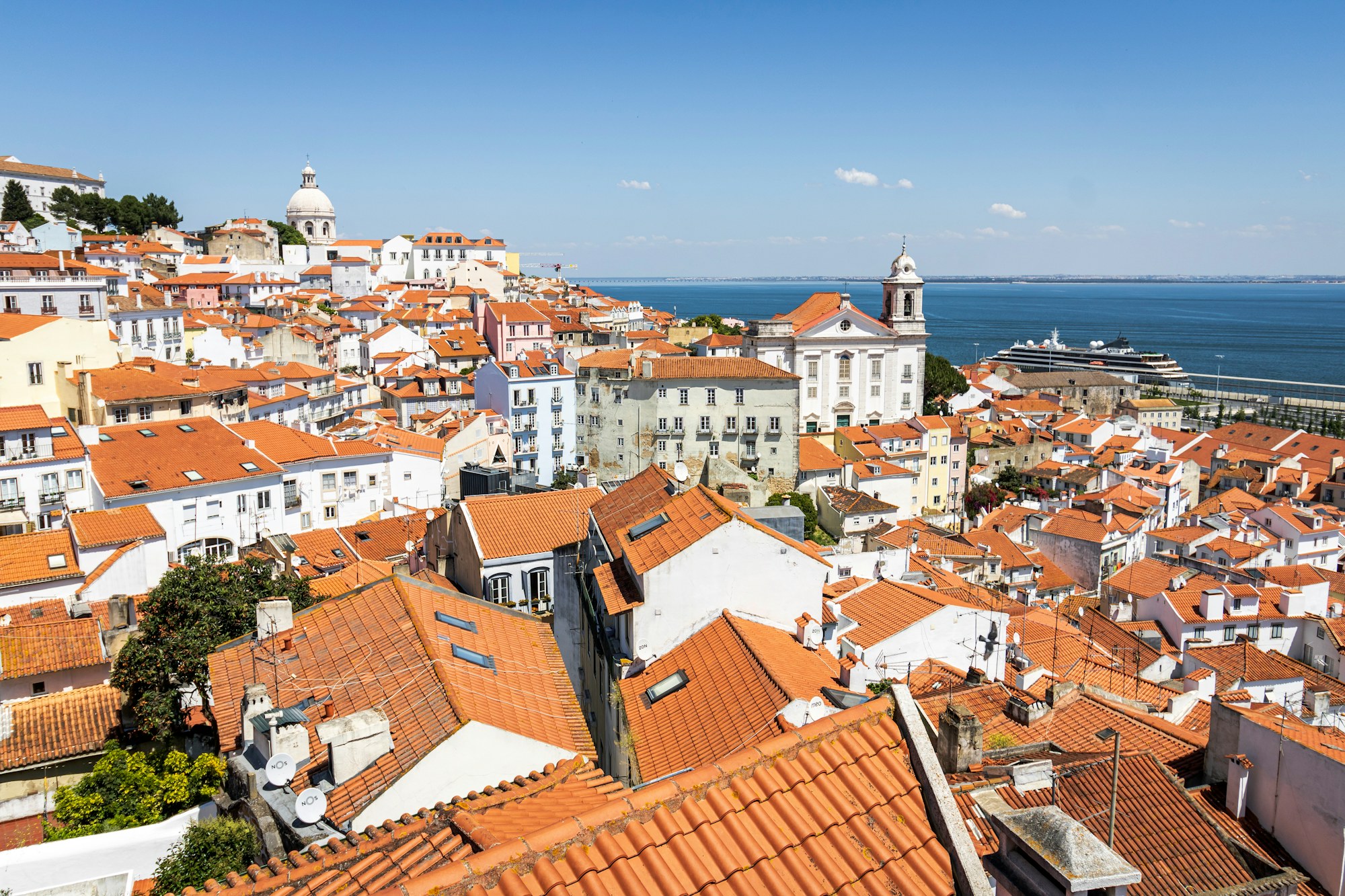 Lisbon Portugal, bumbung merah Alfama menghadap Sungai Tagus