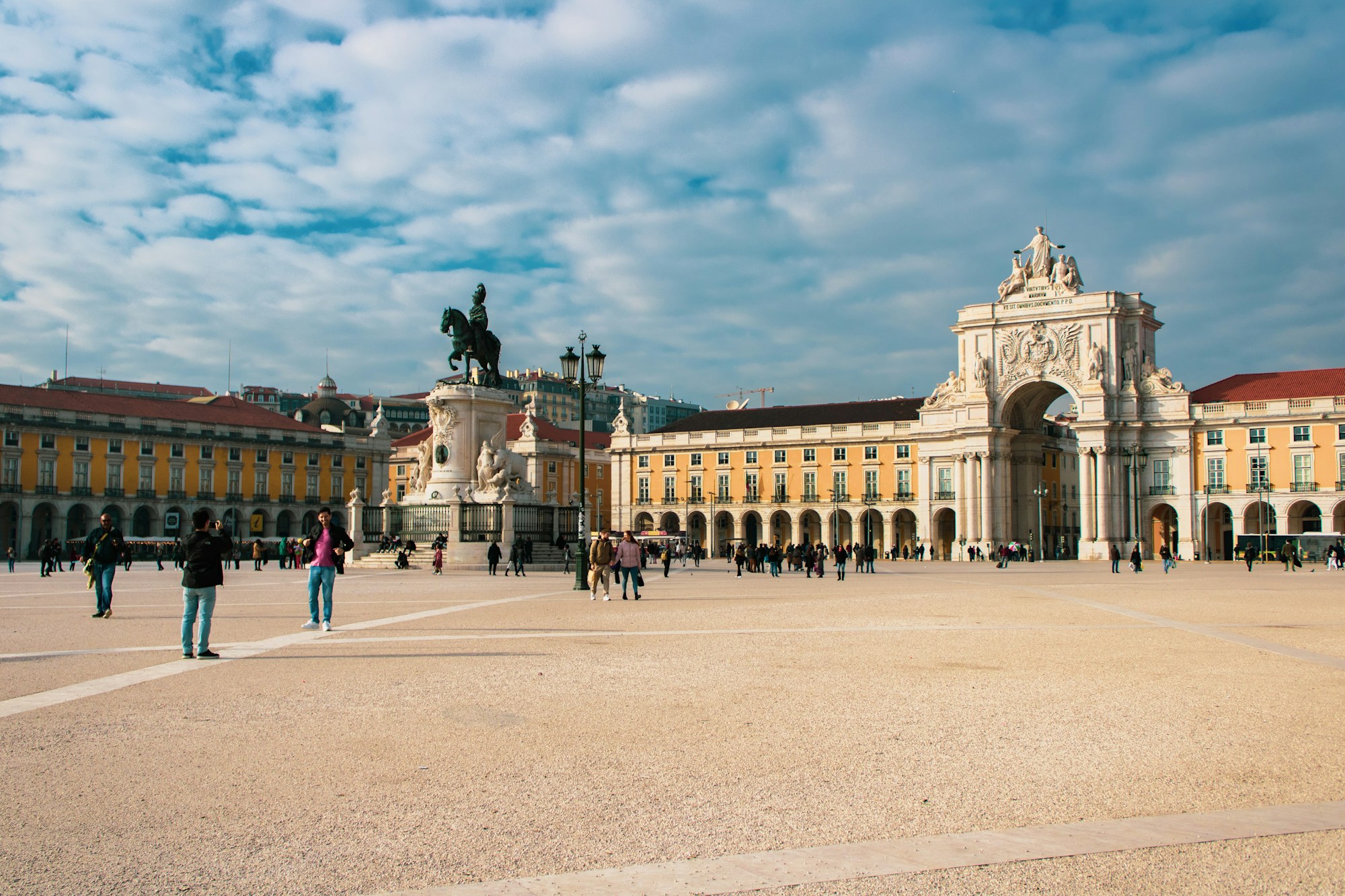 Praça do Comércio dan Arco da Rua Augusta di tebing Sungai Tagus, Lisbon
