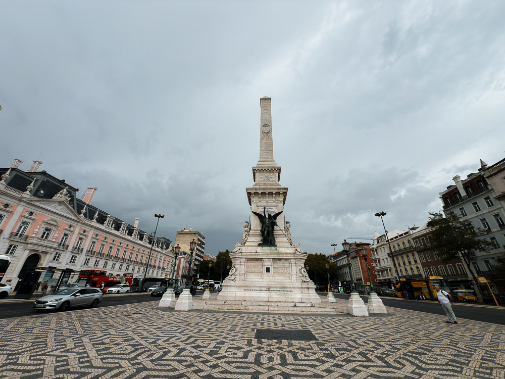 Tugu peringatan di Praça dos Restauradores, pusat bandar