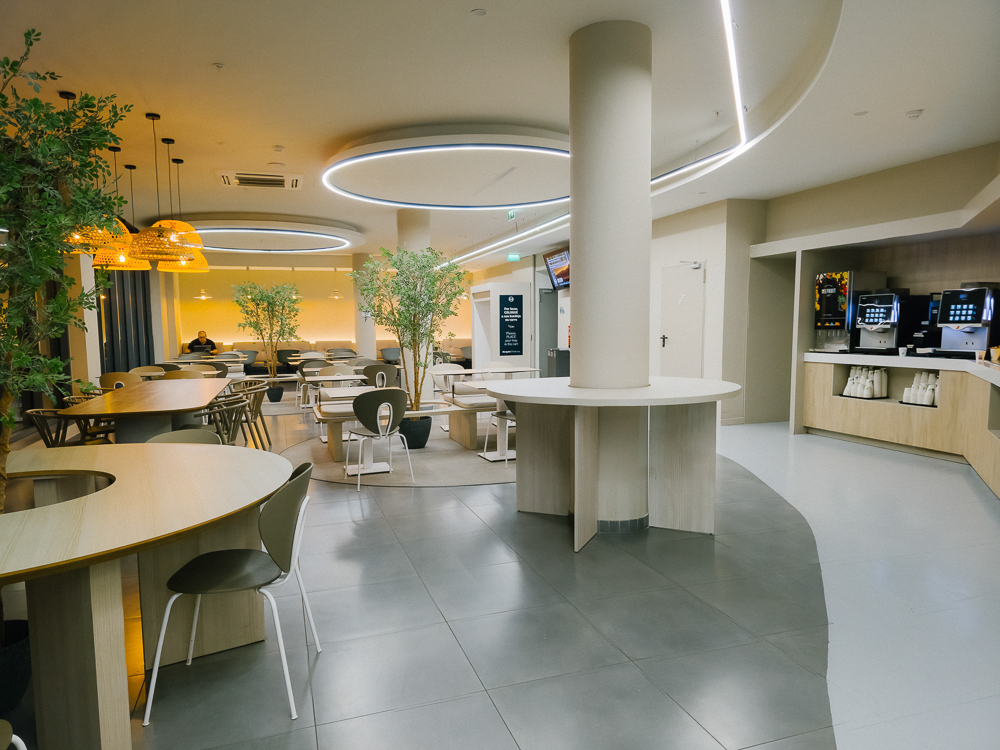 Lobi moden B&B Hotel Lisboa Montijo dengan ruang duduk dan tumbuhan hijau