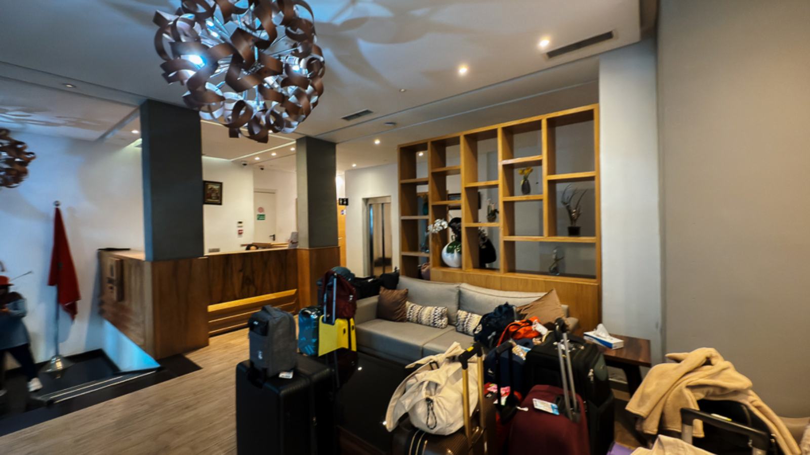 Lobi Smarts Hotel Agdal dengan candelier dan rak hiasan