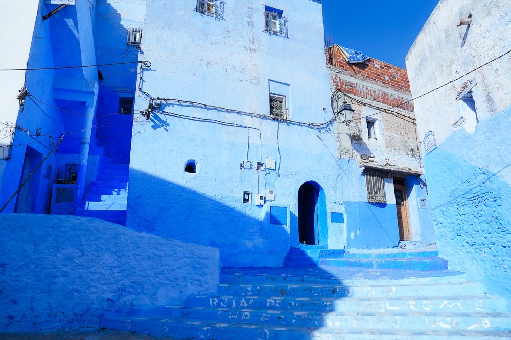 Lorong bertangga dan rumah biru di lereng Medina Chefchaouen