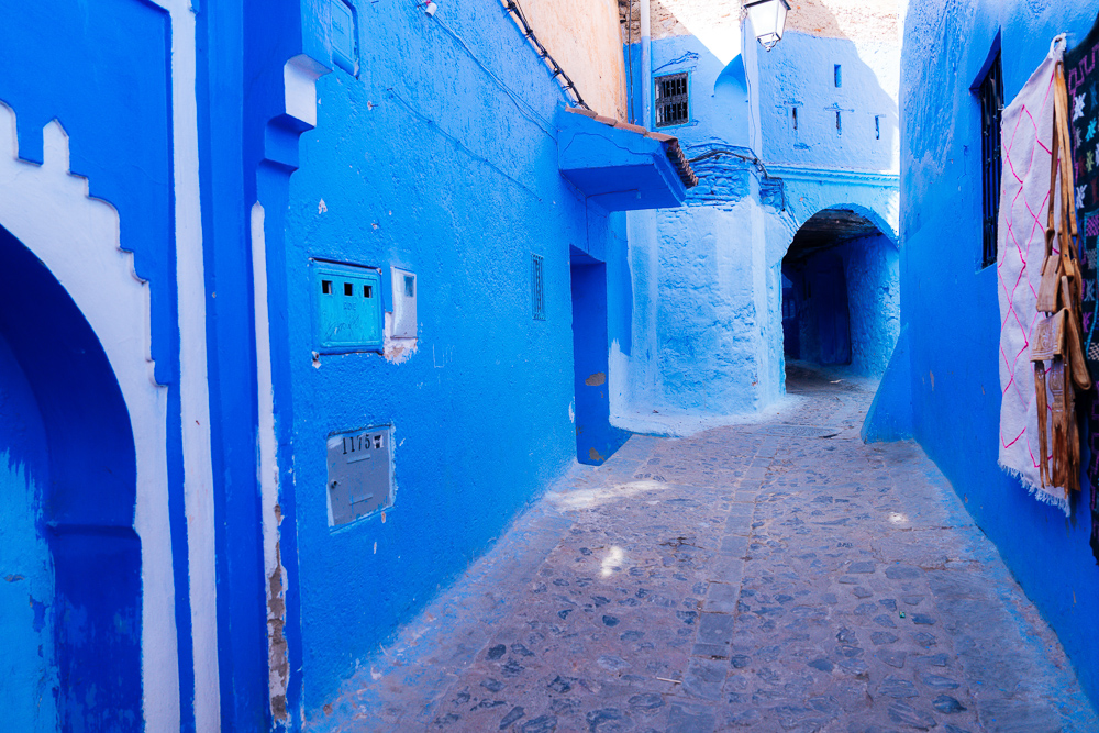 Lorong biru berlengkung yang tenang di Chefchaouen