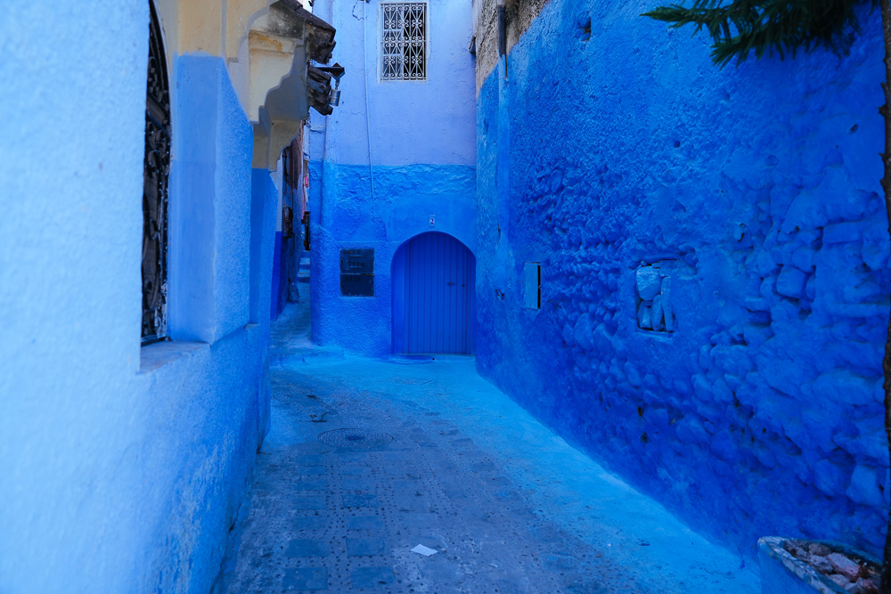 Lorong biru yang sunyi di kawasan kediaman Chefchaouen